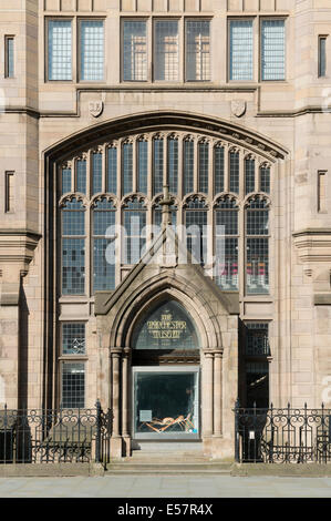 L'ancienne entrée principale de la Manchester Museum sur Oxford Road sur le campus de l'Université de Manchester (usage éditorial uniquement) Banque D'Images