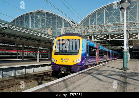 Une première TransPennine Express ADtranz Bombardier / Class 170 Turbostar au niveau de la plate-forme de la gare Piccadilly de Manchester. Banque D'Images