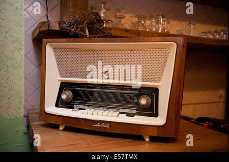 Ancienne rétro radio en bois sur le plateau de l'appareil Banque D'Images