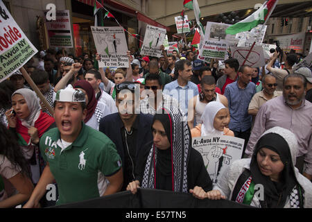 Grand pro-palestiniens, anti-israéliennes manifestation à proximité du consulat israélien à New York. Groupe a ensuite défilé à midtown Manhattan Banque D'Images