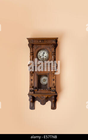 Horloge en bois ancienne rétro pendaison Banque D'Images