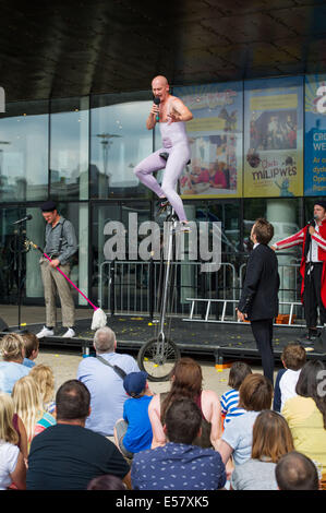 Le Navet Bete - Devon, troupe de clowns l'exécution d'une routine à Blysh Festival à Cardiff - Juillet 2014 Banque D'Images