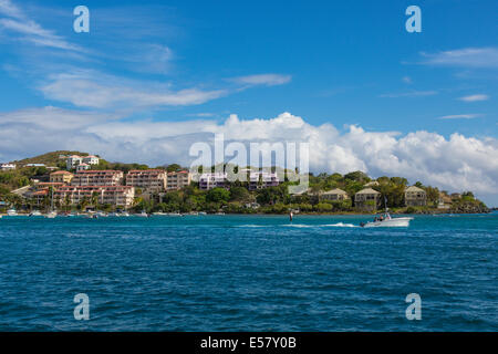 Bord de mer et port de Cruz Bay, sur l'île des Caraïbes de St John dans les îles Vierges américaines Banque D'Images