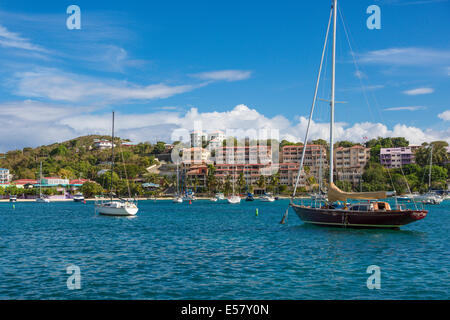 Bord de mer et port de Cruz Bay, sur l'île des Caraïbes de St John dans les îles Vierges américaines Banque D'Images