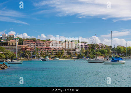 Bord de mer et port de Cruz Bay, sur l'île des Caraïbes de St John dans les îles Vierges américaines Banque D'Images