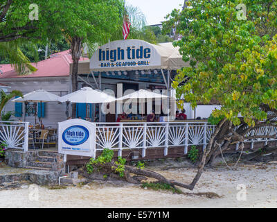 Les gens au restaurant en plein air et un bar sur la plage dans la région de Cruz Bay sur l'île des Caraïbes de St John dans les îles Vierges américaines Banque D'Images