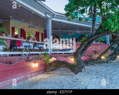 Les gens au restaurant en plein air et un bar sur la plage dans la région de Cruz Bay sur l'île des Caraïbes de St John dans les îles Vierges américaines Banque D'Images