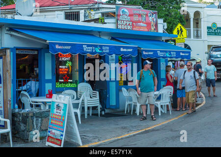 Les gens à l'extérieur du restaurant et bar à Cruz Bay sur l'île des Caraïbes de St John dans les îles Vierges américaines Banque D'Images