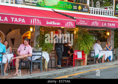 Les gens à l'extérieur du restaurant et bar à Cruz Bay sur l'île des Caraïbes de St John dans les îles Vierges américaines Banque D'Images