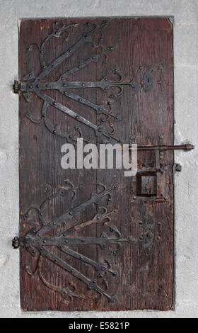 Porte en bois médiévale avec, aux éléments en fer forgé, Marksburg Braubach, Rhénanie-Palatinat, Allemagne Banque D'Images