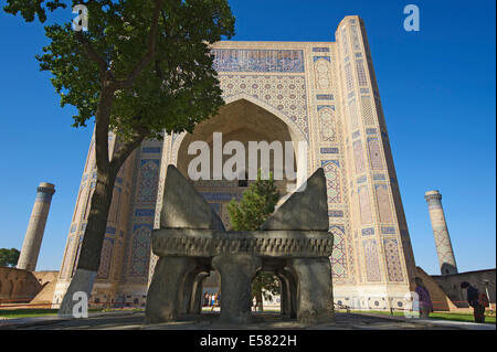 Coran géant, stand mosquée Bibi-Khanym, Samarkand, Ouzbékistan Banque D'Images