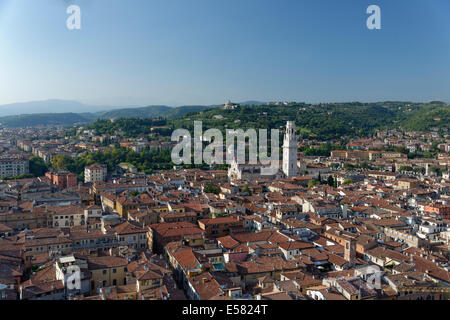 Avis de Torre dei Lamberti sur la ville avec la cathédrale de Vérone, Vérone, Vénétie, Italie Banque D'Images