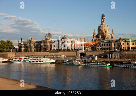 Rives de l'Elbe avec Terrasse de Brühl, Académie des beaux-arts de Dresde, de l'église Frauenkirche, l'église Notre-Dame Banque D'Images