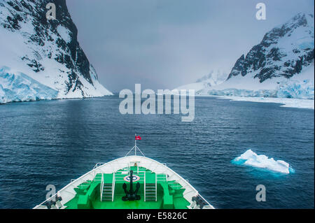 Bateau de croisière dans le Canal Lemaire, l'Antarctique Banque D'Images