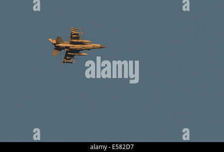 Frontière de Gaza. 22 juillet, 2014. Une armée de l'air israélienne (IAF) survole Ashdod, une ville israélienne du sud bordant la bande de Gaza, le 22 juillet 2014, le 15e jour de l'opération de protection. Comme le Secrétaire général des Nations Unies Ban Ki-moon est en Israël pour négocier une paix entre l'Etat juif et le Hamas islamiste, l'armée israélienne a déclaré qu'il n'a pas l'intention de mettre fin à son offensive à Gaza avant d'extirper le terrorisme "tunnels" que le Hamas est à l'aide d'introduire en Israël. Crédit : Li Rui/Xinhua/Alamy Live News Banque D'Images