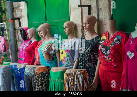 Mannequins avec des lingettes neuves à vendre au marché de la vieille ville de Nazareth, Israël Banque D'Images