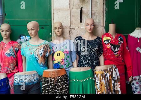 Mannequins avec des lingettes neuves à vendre au marché de la vieille ville de Nazareth, Israël Banque D'Images