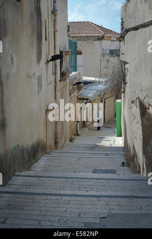 Un homme marche dans une ruelle dans la vieille ville de Nazareth, Israël. Banque D'Images