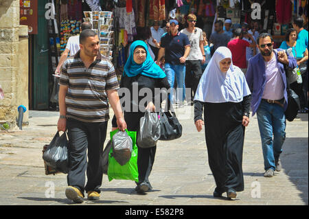 Arabes et Israéliens marcher et faire du shopping dans la vieille ville de Jérusalem, Israël Banque D'Images