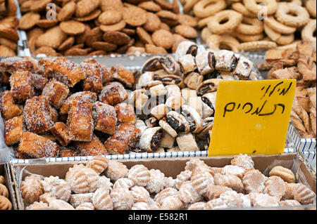 Assortiments de pâtisseries et biscuits pour la vente au marché Machane Yehuda, Jérusalem, Israël Banque D'Images