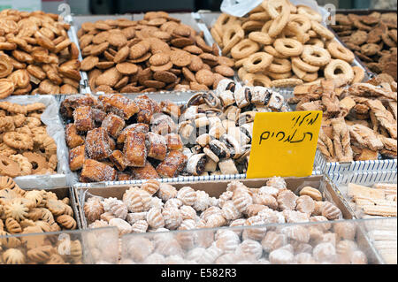 Assortiments de pâtisseries et biscuits pour la vente au marché Machane Yehuda, Jérusalem, Israël Banque D'Images