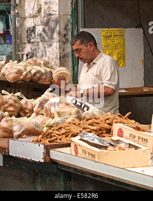 Un pain pita et vendeur de produits au marché, Machane Yehuda Jérusalem, Israël Banque D'Images