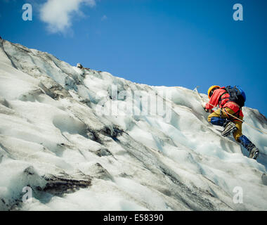 Mountaineer fait son chemin jusqu'à la haut Banque D'Images