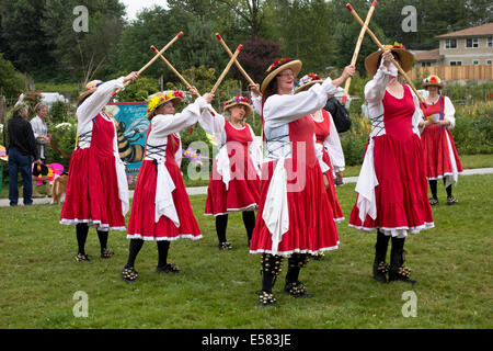 Tiddley Cove Morris Dancers de Vancouver au milieu de l'été Fete à Port Coquitlam, en Colombie-Britannique. (Greater Vancouver) Banque D'Images