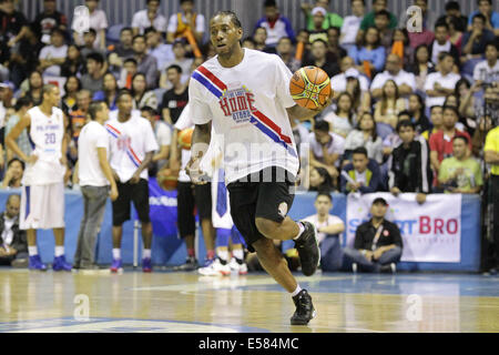 Manille, Philippines. 22 juillet, 2014. La ville de Quezon, Philippines - Kawhi Leonard du San Antonio Spurs fait tomber la balle au cours d'une session de pratique avec l'équipe de basket-ball des Philippines à Quezon City le 22 juillet 2014. La mise au jeu avec l'équipe de basket-ball des Philippines n'a pas pousser à travers comme il était connu comme un événement sanctionné par la NBA. Les équipes ont effectué des exercices et mêlées à la place. Credit : Mark Cristino/NurPhoto/ZUMA/Alamy Fil Live News Banque D'Images