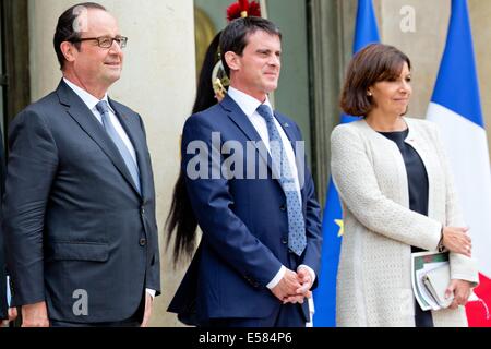 Paris, France. 22 Juin, 2014. (L-R) Le président français François Hollande, le Premier ministre français, Manuel Valls et le maire de Paris Anne Hidalgo a dit au revoir à l'espagnol roi et reine après leur réunion à l'Elysée à Paris, France, 22 juin 2014. Le couple royal espagnol sont sur un site officiel visite d'une journée en France. Photo : Patrick van Katwijk Pays-bas/dpa ET LA FRANCE - PAS DE CÂBLE - SERVICE/dpa/Alamy Live News Banque D'Images