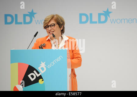 Munich, Allemagne. 22 juillet, 2014. Steffi Czerny (DLD Media) introduit un orateur sur le podium pendant la DLDwomen (Digital-Life-Design) conférence à Haus der Kunst à Munich, Allemagne. La devise de cette année, la conférence organisée par l'innovation DLDwomen Hubert Burda Media les 21 et 22 juillet à Munich est 'pertinence !' (Photo : photo alliance / Jan Haas) Crédit photo : dpa alliance/Alamy Live News Banque D'Images