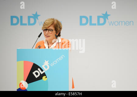 Munich, Allemagne. 22 juillet, 2014. Steffi Czerny (DLD Media) introduit un orateur sur le podium pendant la DLDwomen (Digital-Life-Design) conférence à Haus der Kunst à Munich, Allemagne. La devise de cette année, la conférence organisée par l'innovation DLDwomen Hubert Burda Media les 21 et 22 juillet à Munich est 'pertinence !' (Photo : photo alliance / Jan Haas) Crédit photo : dpa alliance/Alamy Live News Banque D'Images