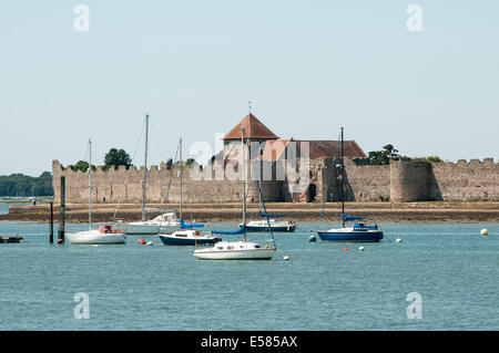 Portchester Castle dans le port de Portsmouth Hampshire Banque D'Images