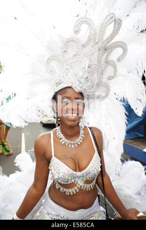 Photographie d'une femme noire portant des costumes de carnaval traditionnel des Caraïbes à Notting Hill Carnival Banque D'Images