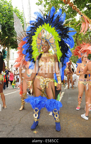 Photographie d'une femme noire portant des costumes de carnaval traditionnel des Caraïbes à Notting Hill Carnival Banque D'Images