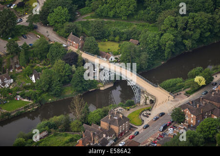 Une photographie aérienne de le pont de fer sur la rivière Severn, près de Coalbrookdale dans le Shropshire. Banque D'Images