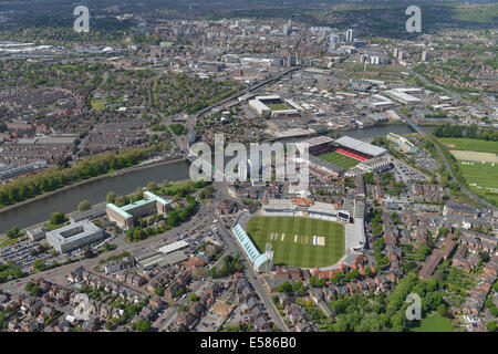 Une vue aérienne à la recherche de la Trent Bridge, Nottingham. Les deux terrains de football et le terrain de cricket, visible derrière le centre-ville. Banque D'Images