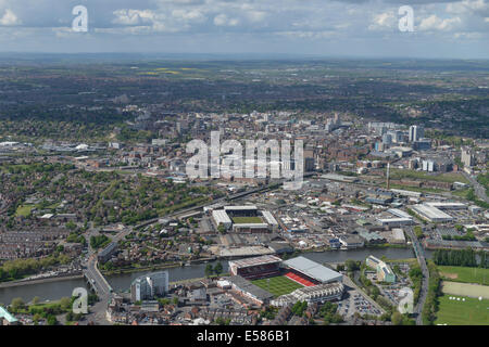 Une vue aérienne à la recherche de la Trent Bridge, Nottingham. Les deux terrains de football et le terrain de cricket, visible derrière le centre-ville. Banque D'Images