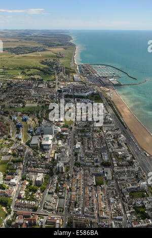 Une vue aérienne à l'Est le long de la côte du Sussex du Centre de Brighton, montrant la marina et Saltdean dans la distance. Banque D'Images