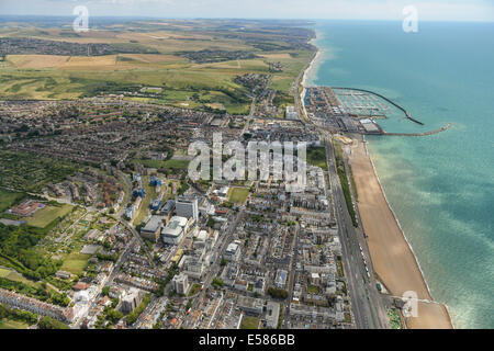 Une vue aérienne à l'Est le long de la côte du Sussex du Centre de Brighton, montrant la marina et Saltdean dans la distance. Banque D'Images