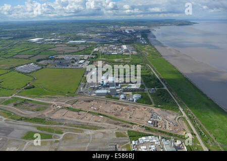 Une vue aérienne en regardant vers le sud le long de la Severn sur la journée est assez claire. Avonmouth Bristol, et Portishead sont toutes visibles. Banque D'Images