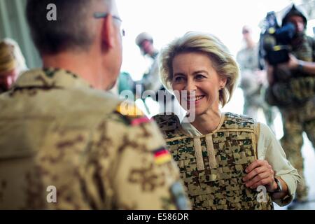 Mazar-i-Sharif, en Afghanistan. 23 juillet, 2014. Le ministre allemand de la défense, Ursula von der Leyen (CDU) parle d'un soldat lors d'une visite au Camp Marmal en dehors de Mazar-i-Sharif (Afghanistan) le 23 juillet 2014. © AFP PHOTO alliance/Alamy Live News Banque D'Images