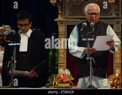 L'Uttar Pradesh, Inde. 22 juillet, 2014. Le juge en chef de la Haute Cour d'Allahabad Dhananjaya y accueille Chandrachud U.P Gouverneur Ram Naik après l'administration du serment à l'Raj Bhawan à Lucknow. Ram Naik est un ancien leader du BJP et ancien ministre de l'Union et maintenant le 27e gouverneur de l'Uttar Pradesh. Crédit : Sanjay Sonkar/Pacific Press/Alamy Live News Banque D'Images