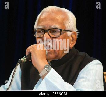 L'Uttar Pradesh, Inde. 22 juillet, 2014. Le juge en chef de la Haute Cour d'Allahabad Dhananjaya y accueille Chandrachud U.P Gouverneur Ram Naik après l'administration du serment à l'Raj Bhawan à Lucknow. Ram Naik est un ancien leader du BJP et ancien ministre de l'Union et maintenant le 27e gouverneur de l'Uttar Pradesh. Crédit : Sanjay Sonkar/Pacific Press/Alamy Live News Banque D'Images