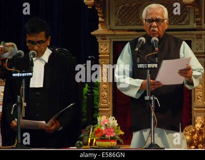 L'Uttar Pradesh, Inde. 22 juillet, 2014. Le juge en chef de la Haute Cour d'Allahabad Dhananjaya y accueille Chandrachud U.P Gouverneur Ram Naik après l'administration du serment à l'Raj Bhawan à Lucknow. Ram Naik est un ancien leader du BJP et ancien ministre de l'Union et maintenant le 27e gouverneur de l'Uttar Pradesh. Crédit : Sanjay Sonkar/Pacific Press/Alamy Live News Banque D'Images