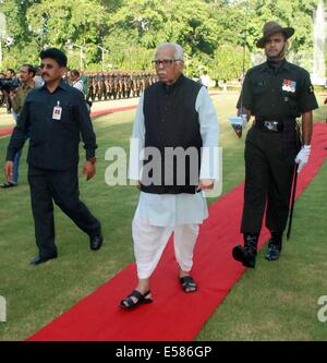 L'Uttar Pradesh, Inde. 22 juillet, 2014. Le juge en chef de la Haute Cour d'Allahabad Dhananjaya y accueille Chandrachud U.P Gouverneur Ram Naik après l'administration du serment à l'Raj Bhawan à Lucknow. Ram Naik est un ancien leader du BJP et ancien ministre de l'Union et maintenant le 27e gouverneur de l'Uttar Pradesh. Crédit : Sanjay Sonkar/Pacific Press/Alamy Live News Banque D'Images