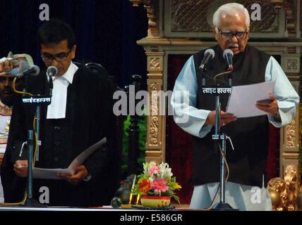 L'Uttar Pradesh, Inde. 22 juillet, 2014. Le juge en chef de la Haute Cour d'Allahabad Dhananjaya y accueille Chandrachud U.P Gouverneur Ram Naik après l'administration du serment à l'Raj Bhawan à Lucknow. Ram Naik est un ancien leader du BJP et ancien ministre de l'Union et maintenant le 27e gouverneur de l'Uttar Pradesh. Crédit : Sanjay Sonkar/Pacific Press/Alamy Live News Banque D'Images