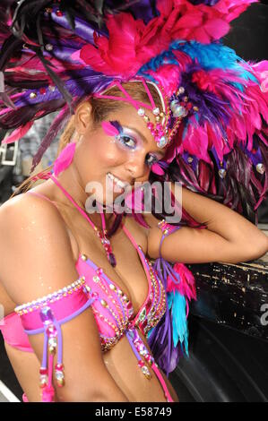 Photographie de femmes à Notting Hill Carnival Carnival porter de vêtements traditionnels Banque D'Images