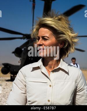 Mazar-i-Sharif, en Afghanistan. 23 juillet, 2014. Le ministre allemand de la défense, Ursula von der Leyen (CDU) sort d'un hélicoptère CH-53 au Camp Shaheen en dehors de Mazar-i-Sharif (Afghanistan) le 23 juillet 2014. © AFP PHOTO alliance/Alamy Live News Banque D'Images