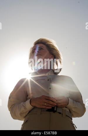 Mazar-i-Sharif, en Afghanistan. 23 juillet, 2014. Le ministre allemand de la défense, Ursula von der Leyen (CDU) Camp visites Shaheen en dehors de Mazar-i-Sharif (Afghanistan), le 23 juillet 2014. © AFP PHOTO alliance/Alamy Live News Banque D'Images